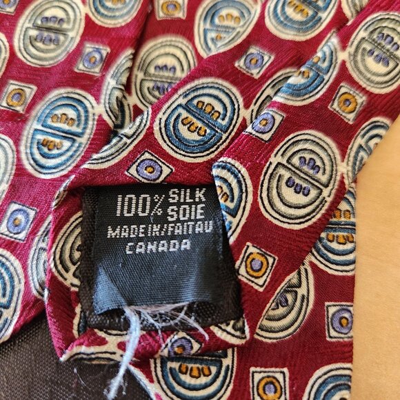 Classico Anthony’s per l’uomo Silk Tie Burgundy Geometric Pattern Made in Canada - Picture 3 of 4